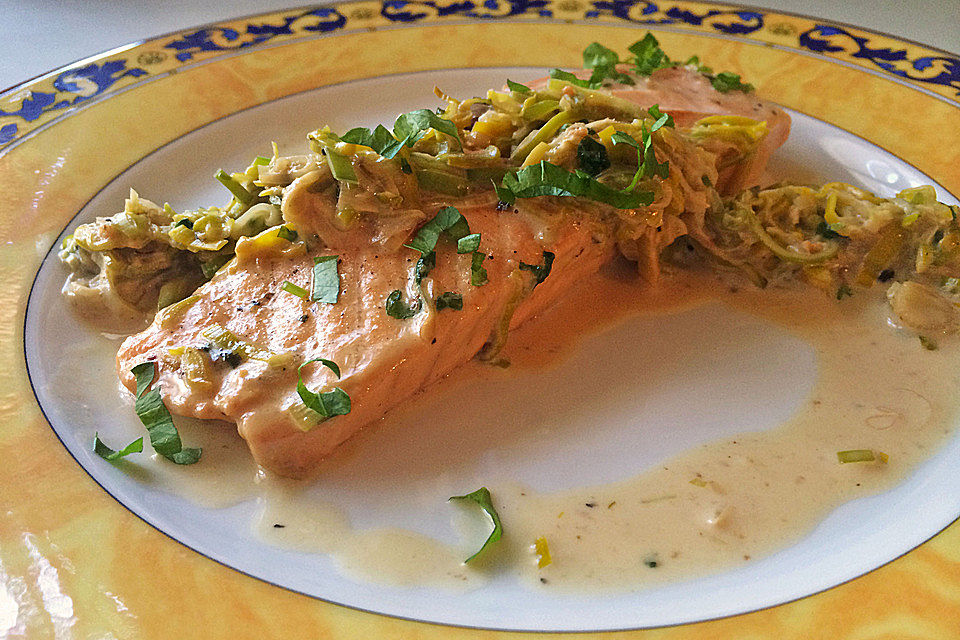 Lachs in Frühlingszwiebel-Sahne-Sauce