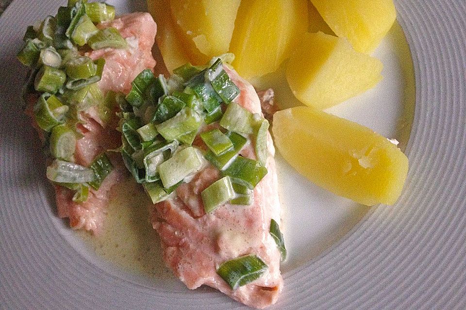 Lachs in Frühlingszwiebel-Sahne-Sauce