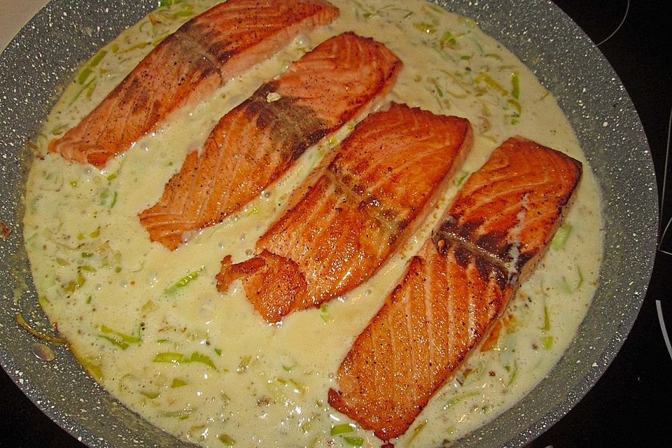 Lachs in Frühlingszwiebel-Sahne-Sauce