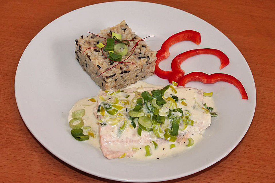 Lachs in Frühlingszwiebel-Sahne-Sauce