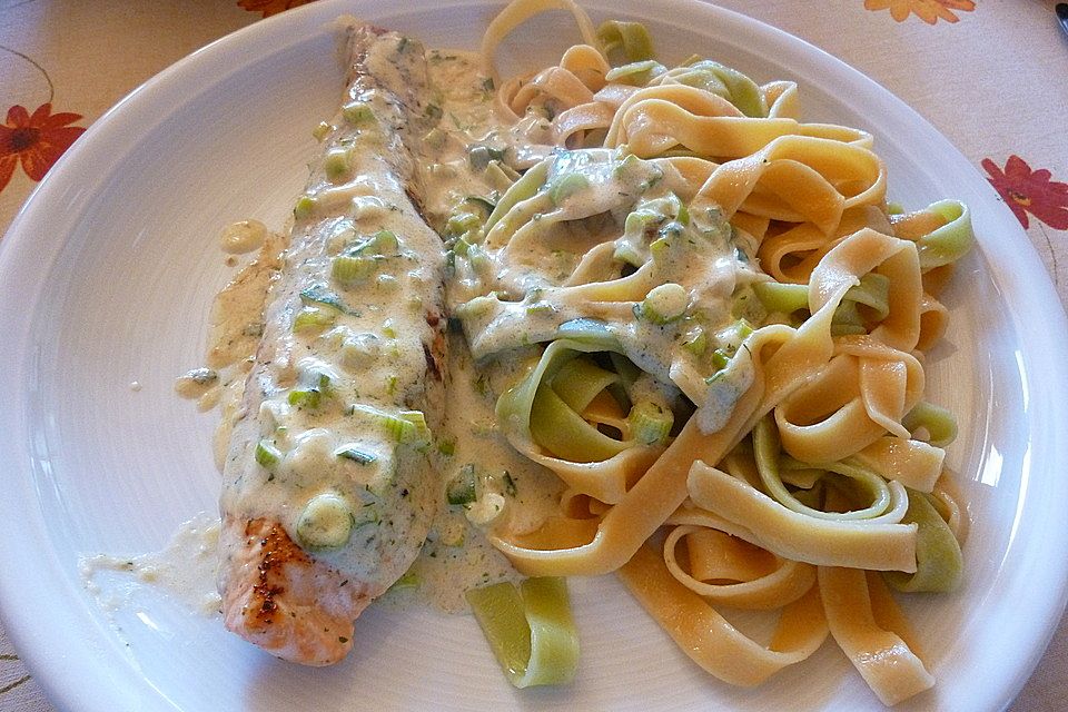 Lachs in Frühlingszwiebel-Sahne-Sauce