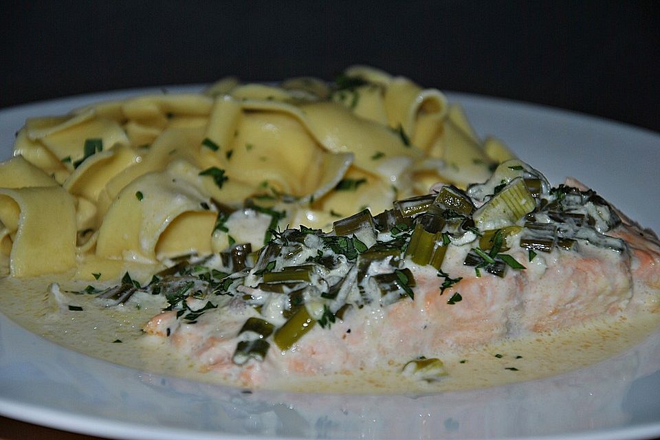 Lachs in Frühlingszwiebel-Sahne-Sauce