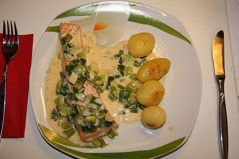 Lachs in Frühlingszwiebel-Sahne-Sauce