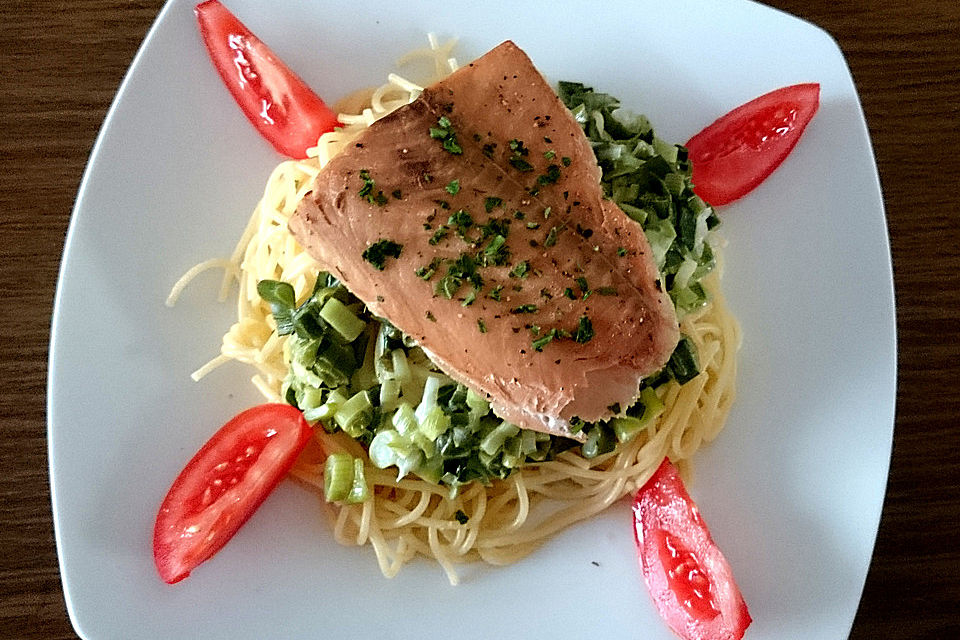 Lachs in Frühlingszwiebel-Sahne-Sauce