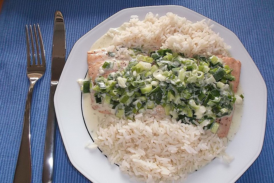 Lachs in Frühlingszwiebel-Sahne-Sauce