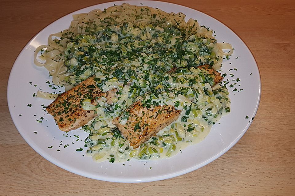 Lachs in Frühlingszwiebel-Sahne-Sauce