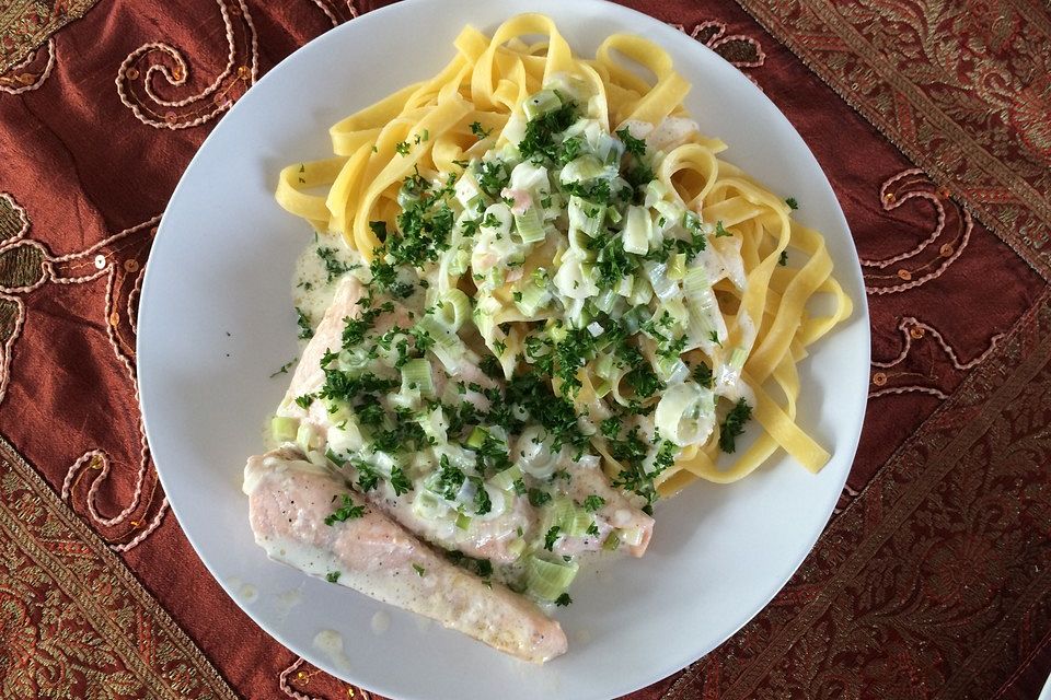 Lachs in Frühlingszwiebel-Sahne-Sauce