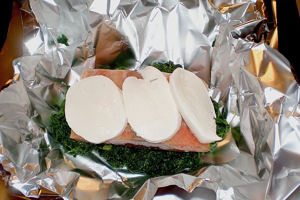 Lachs mit Spinat und Mozzarella in Alufolie