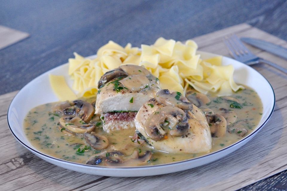 Hähnchenbrust Saltimbocca mit Champignon - Sherry - Sauce