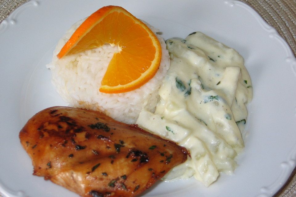 Feines Kräuterhuhn mit Kohlrabigemüse an Bechamel - Reis