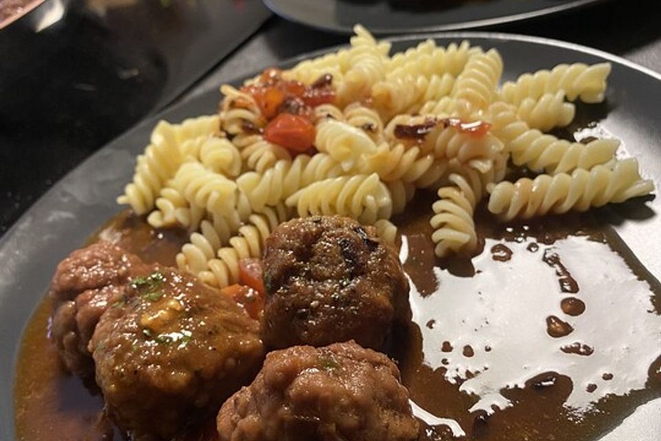 Fleischbällchen mit Knoblauch und Tomaten