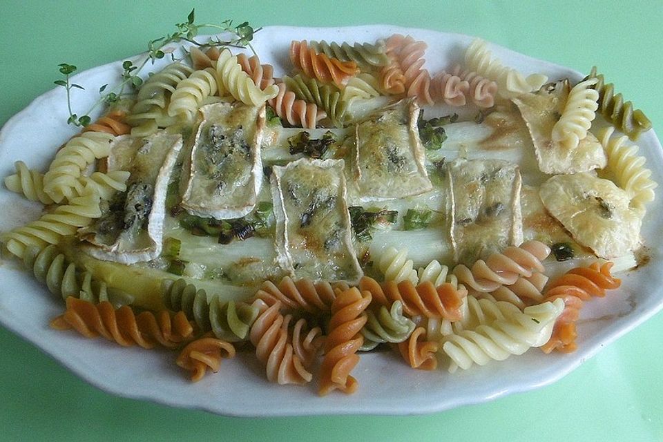 Gartinierter Spargel auf bunten Bandnudeln