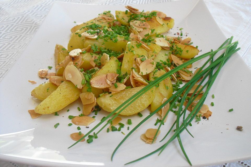 Salzkartoffeln in Mandelbutter mit frischen Kräutern