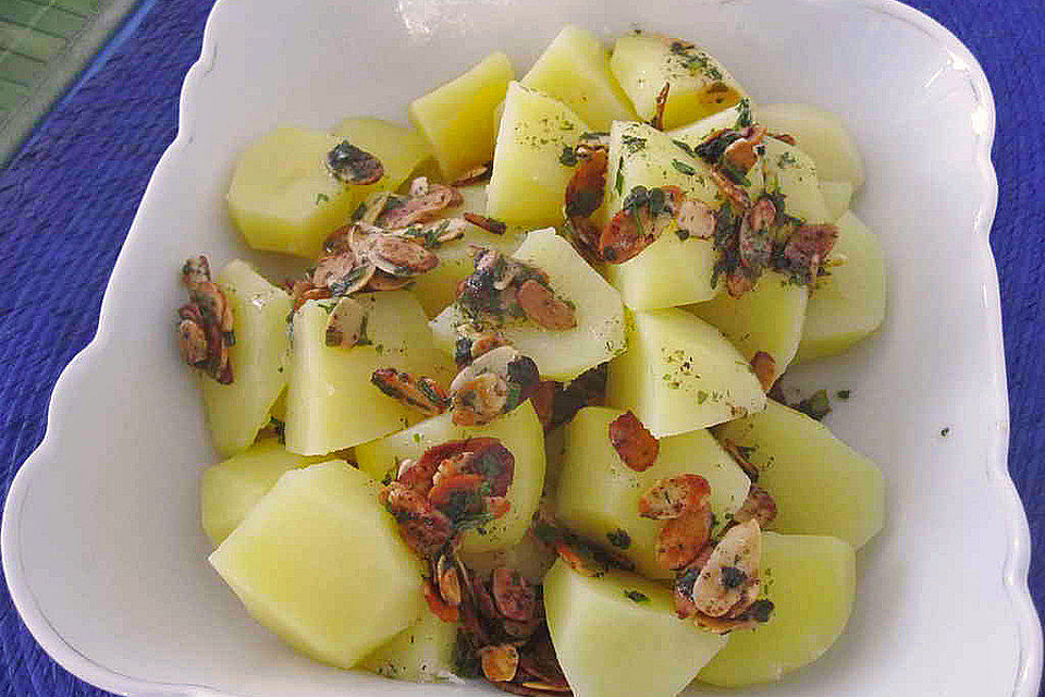 Salzkartoffeln in Mandelbutter mit frischen Kräutern