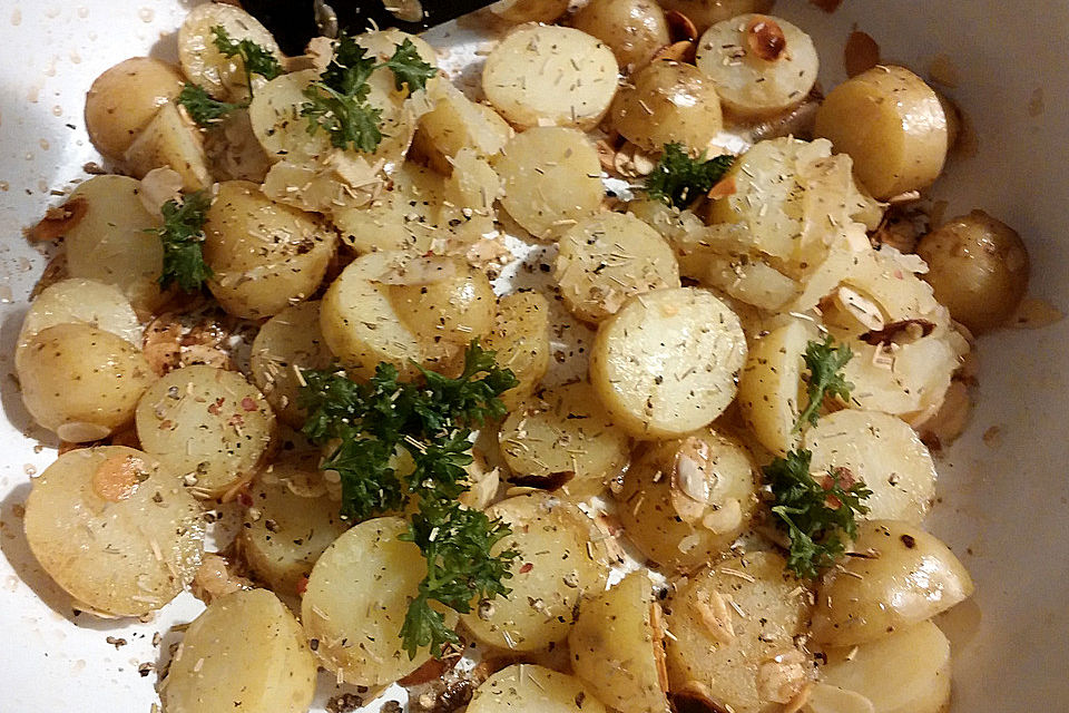 Salzkartoffeln in Mandelbutter mit frischen Kräutern