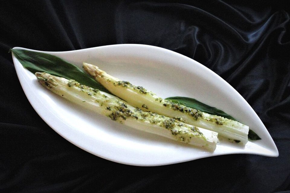 Spargel mit Bärlauchöl - Pesto in der Mikrowelle