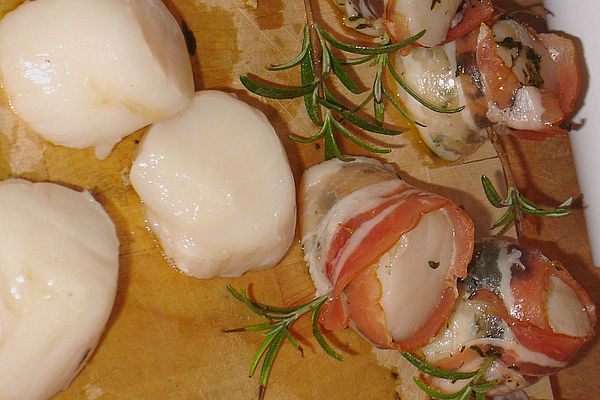 Jakobsmuscheln mit Cantuccinibröseln im Speckmantel auf Linsensalat ...