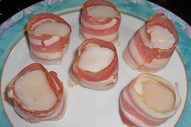 Jakobsmuscheln mit Cantuccinibröseln im Speckmantel auf Linsensalat ...