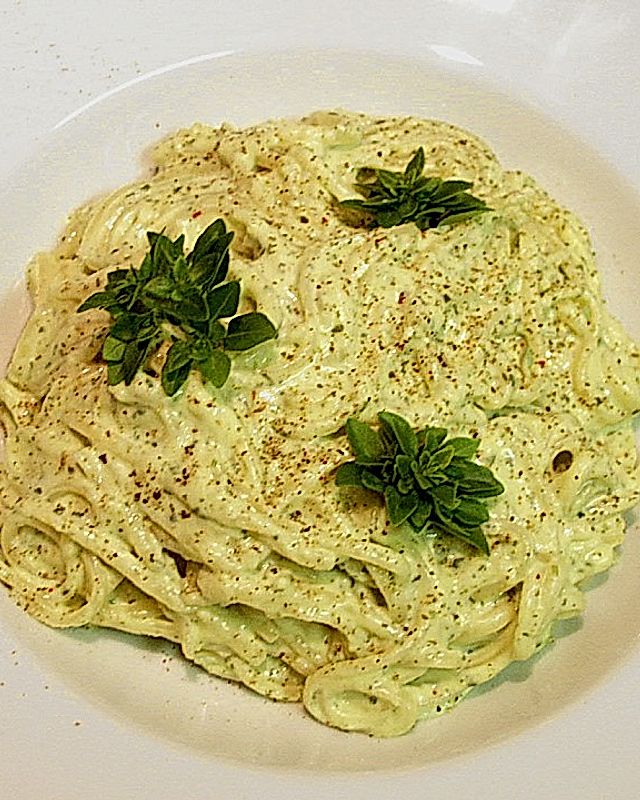 Käse - Basilikum Pesto mit Spinatnudeln