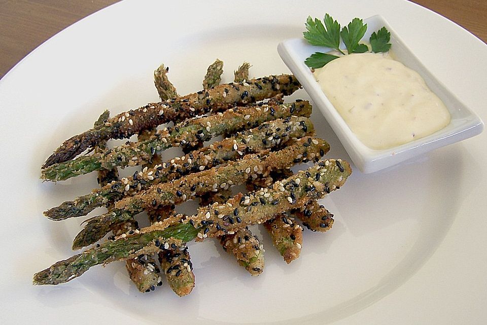 Grüner Spargel in Sesamkörnern mit grüner Tabasco - Mayonnaise