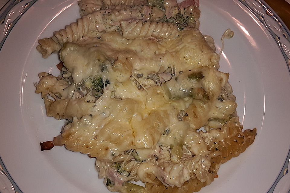 Nudelauflauf mit Brokkoli und Schinken