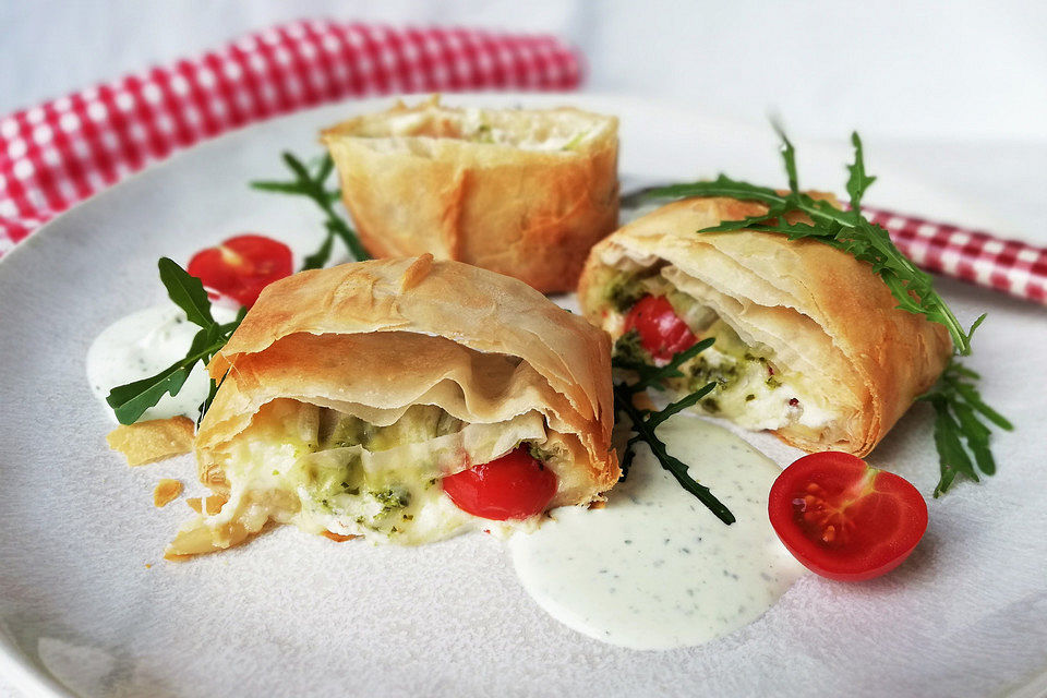 Strudel mit Kirschtomaten, Käse und Rucolapesto