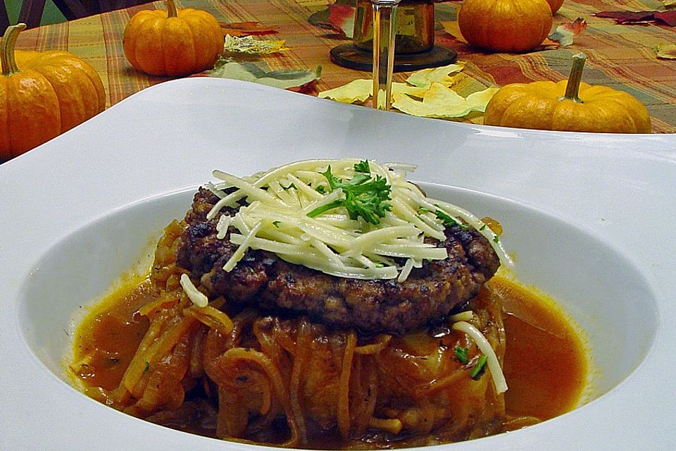 Zwiebelhacksteak auf Käsetoast