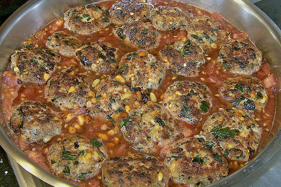 Hackbällchen mit Ricotta und Pinienkernen in Rotwein- Tomatensauce