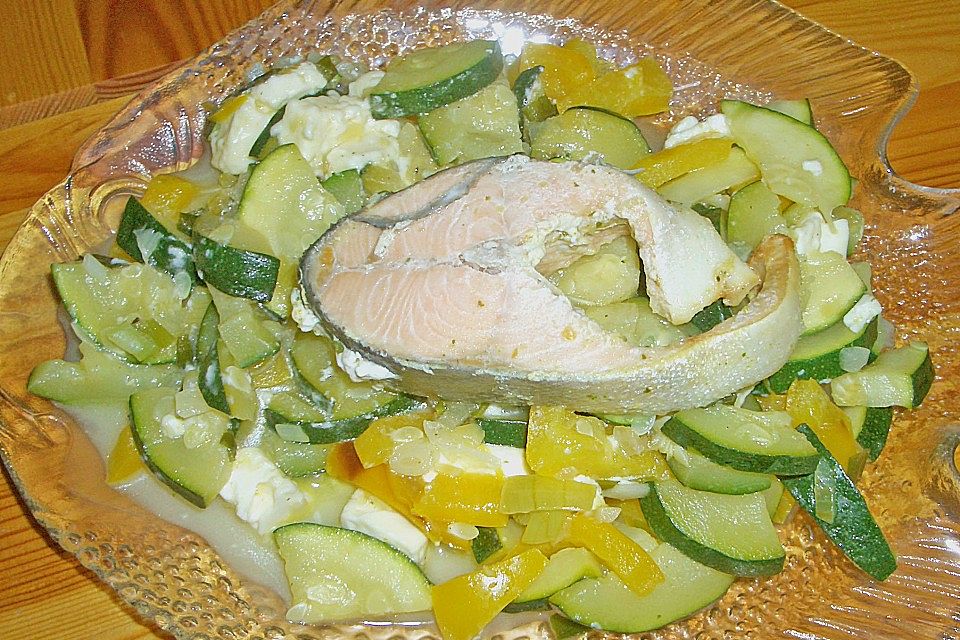 Lachs auf Zucchiniragout mit Schafskäse