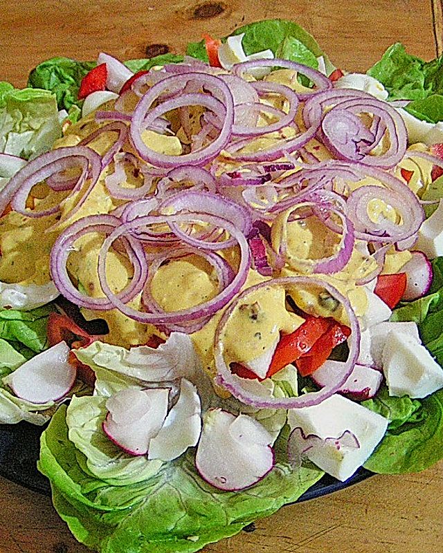 Salatplatte mit Kräutersoße