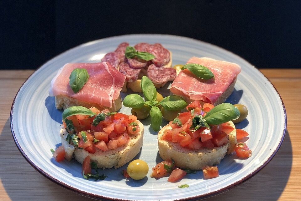 Bruschetta mit kalten Tomaten