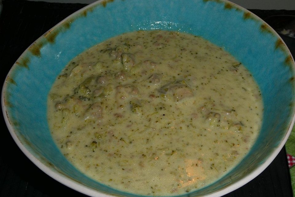 Brokkoli - Käsesuppe mit Hackfleisch und Pilzen