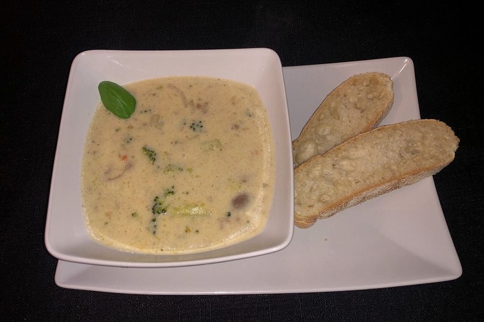 Brokkoli - Käsesuppe mit Hackfleisch und Pilzen