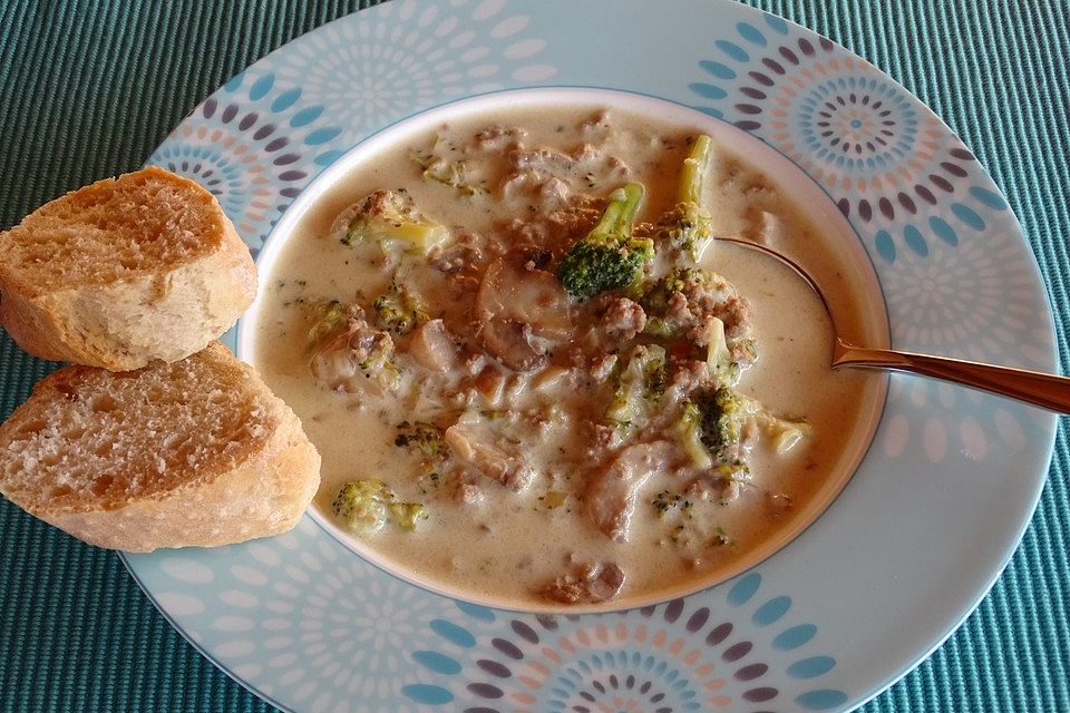 Brokkoli - Käsesuppe mit Hackfleisch und Pilzen