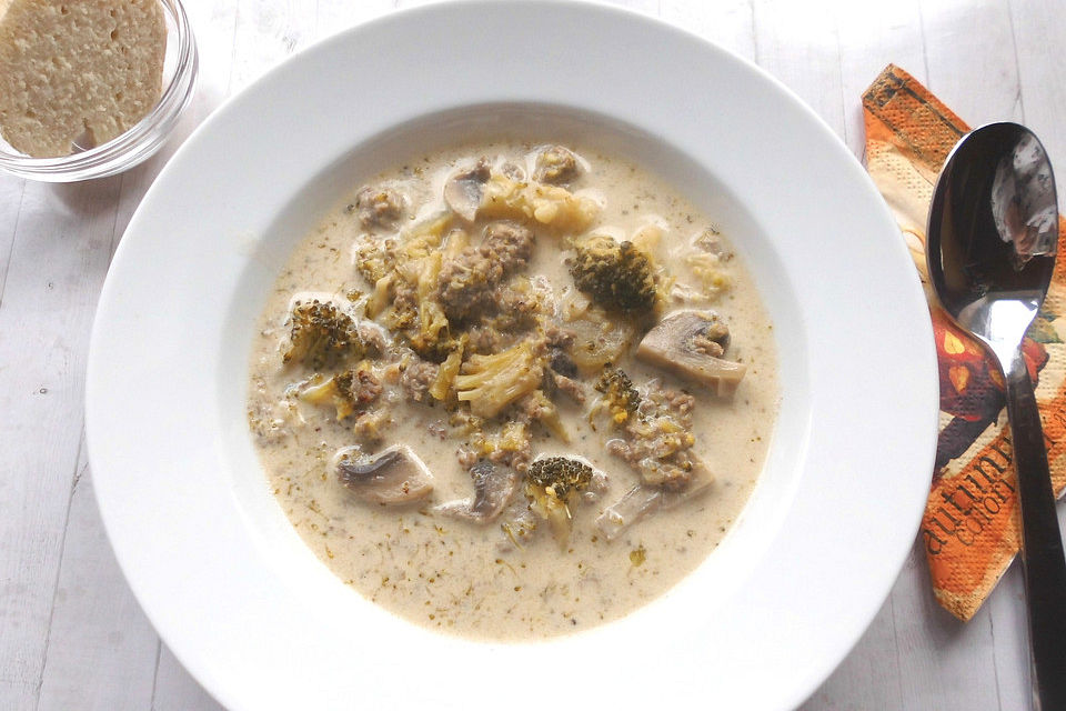 Brokkoli - Käsesuppe mit Hackfleisch und Pilzen