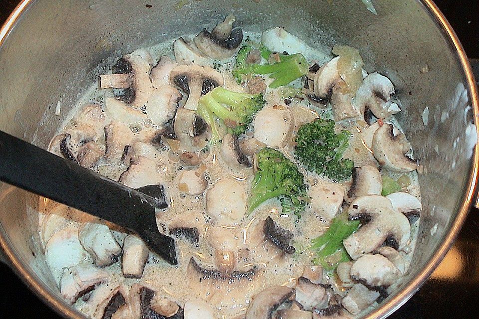 Brokkoli - Käsesuppe mit Hackfleisch und Pilzen