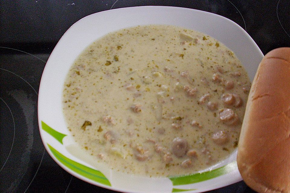 Brokkoli - Käsesuppe mit Hackfleisch und Pilzen