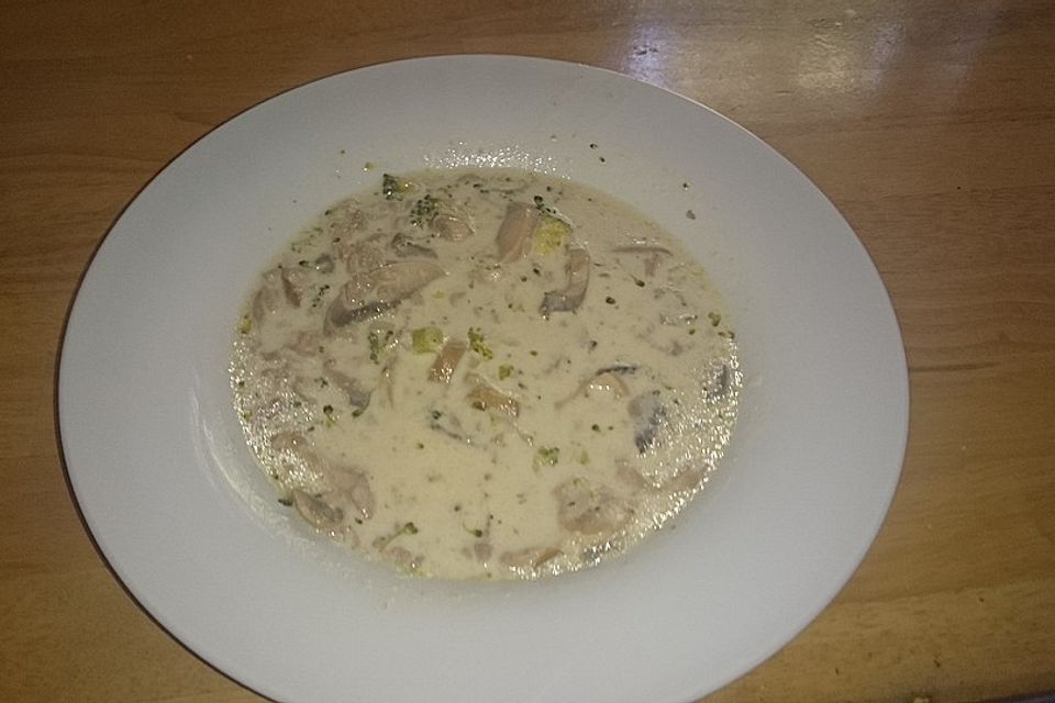 Brokkoli - Käsesuppe mit Hackfleisch und Pilzen