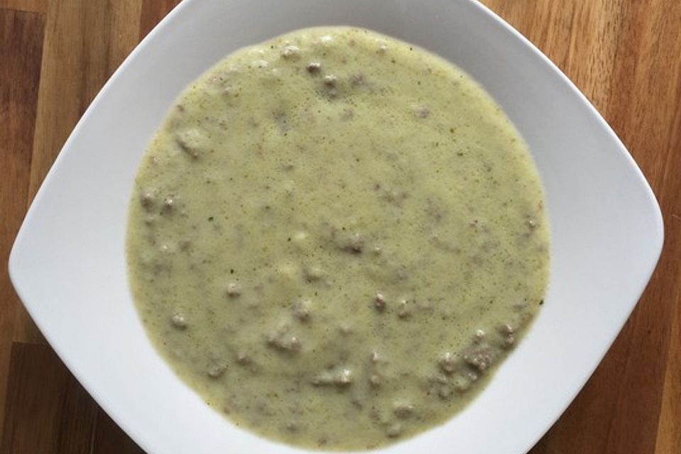 Brokkoli - Käsesuppe mit Hackfleisch und Pilzen