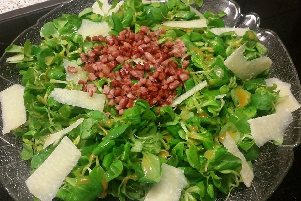 Feldsalat mit Speck und Parmesan