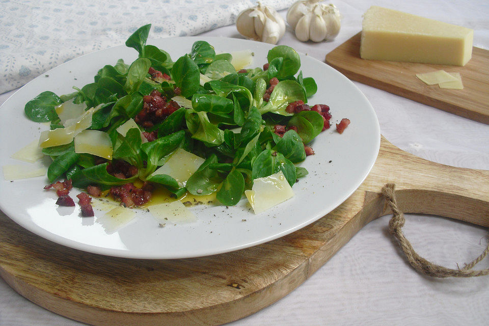 Feldsalat mit Speck und Parmesan