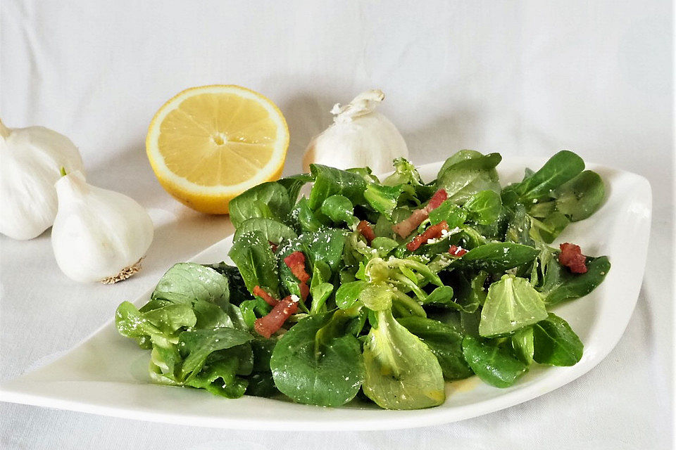 Feldsalat mit Speck und Parmesan