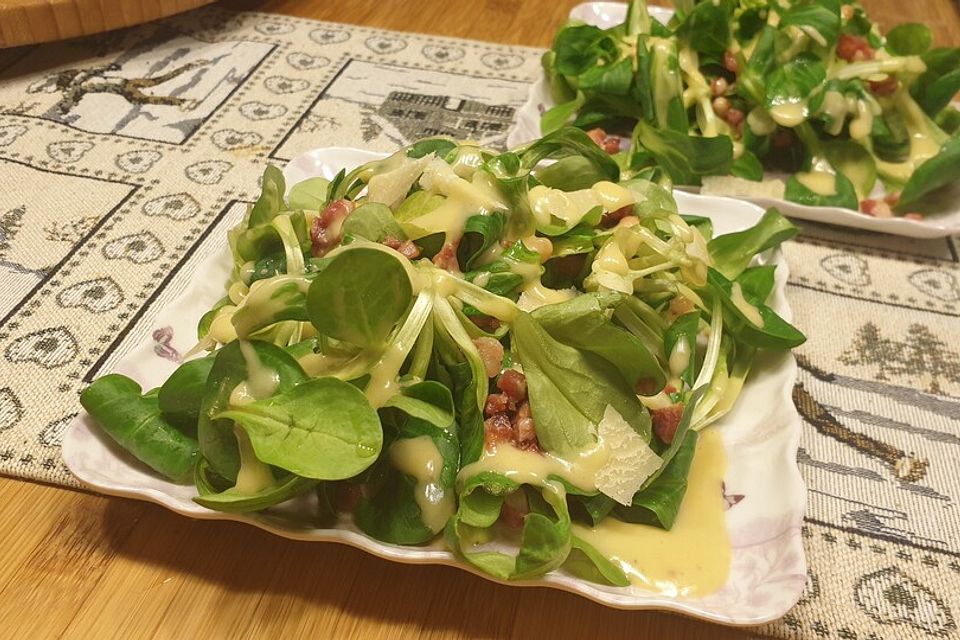 Feldsalat mit Speck und Parmesan