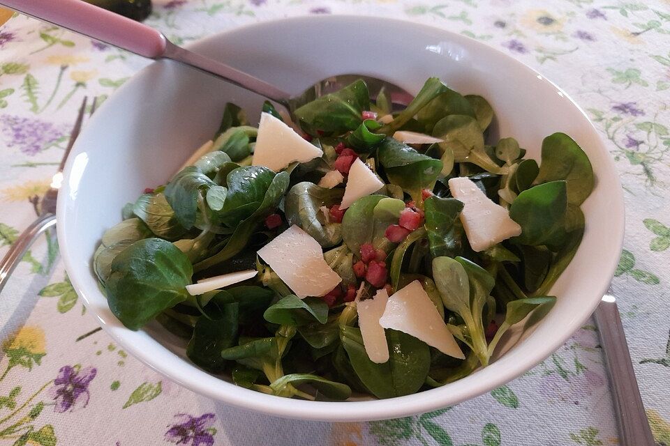 Feldsalat mit Speck und Parmesan