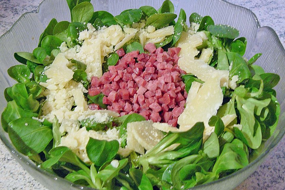 Feldsalat mit Speck und Parmesan