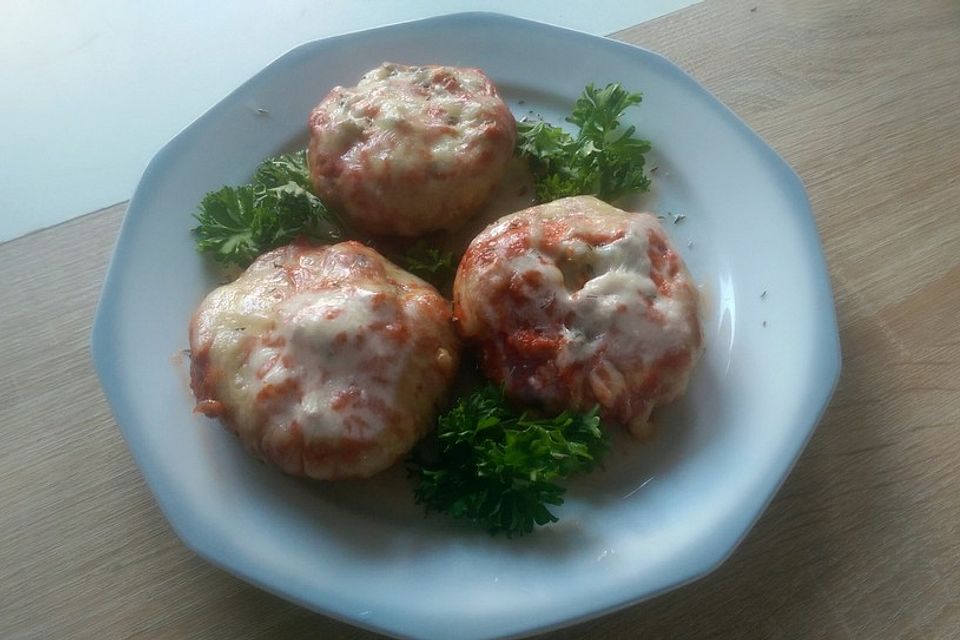 Gefüllte Champignons in Tomaten-Sahne