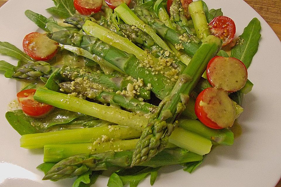 Rucola mit grünem Spargel und Putenbrustfilet