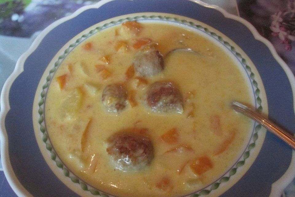 Paprikasuppe mit Bratwurstklößchen