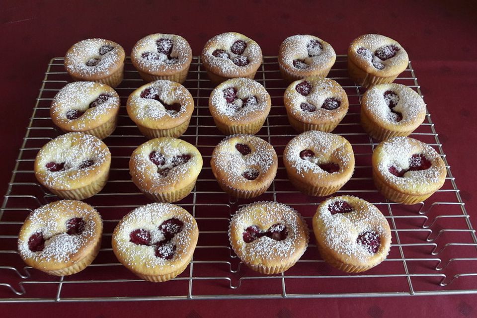 Himbeermuffins mit saurer Sahne Himbeermuffins mit saurer Sahne