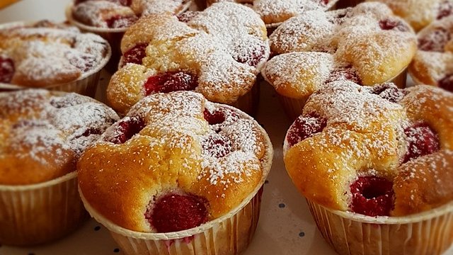 Himbeermuffins mit saurer Sahne Himbeermuffins mit saurer Sahne